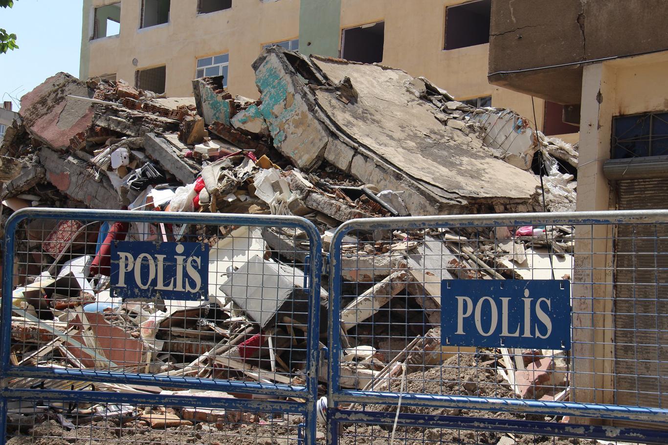 Diyarbakır’da yıkım tehlikesi olan 3 apartman yıkılacak Diyarbakır’da yıkım tehlikesi olan 3 apartman yıkılacak